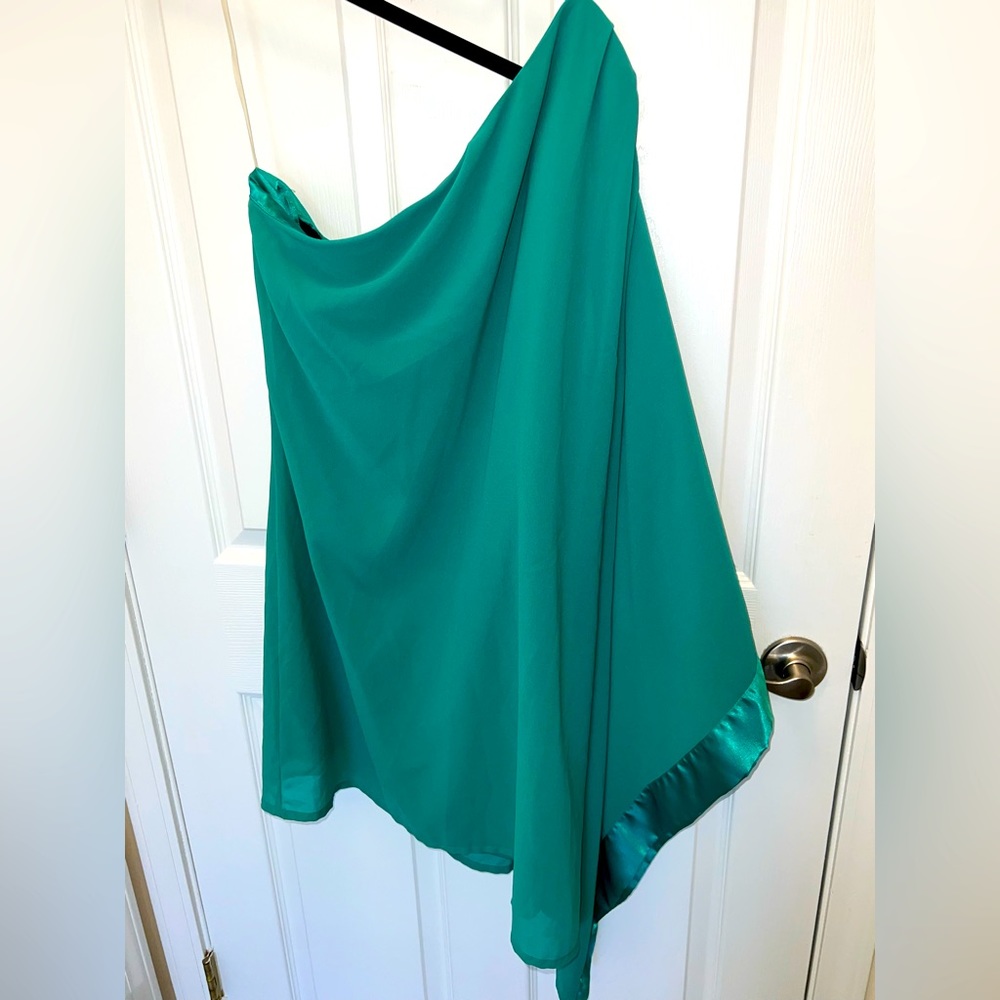 Gorgeous asymmetrical one sleeveless, one long sleeve Venus dress. Green. 14.